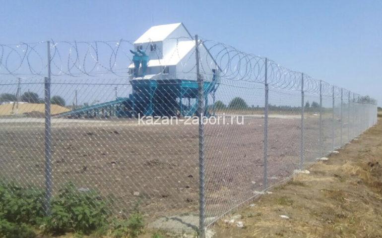 установить забор из сетки рабицы
