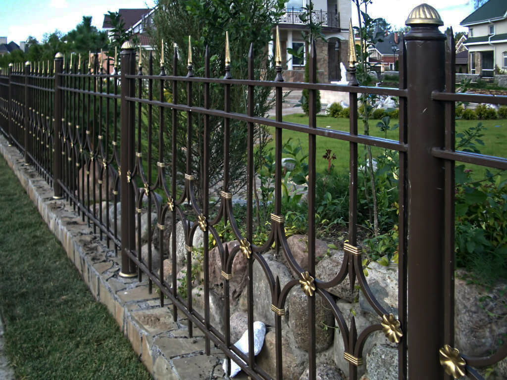 Стоимость кованого забора. Кованый забор. Металлический забор. Красивые заборы из металла. Кованый забор с металлическими столбами.